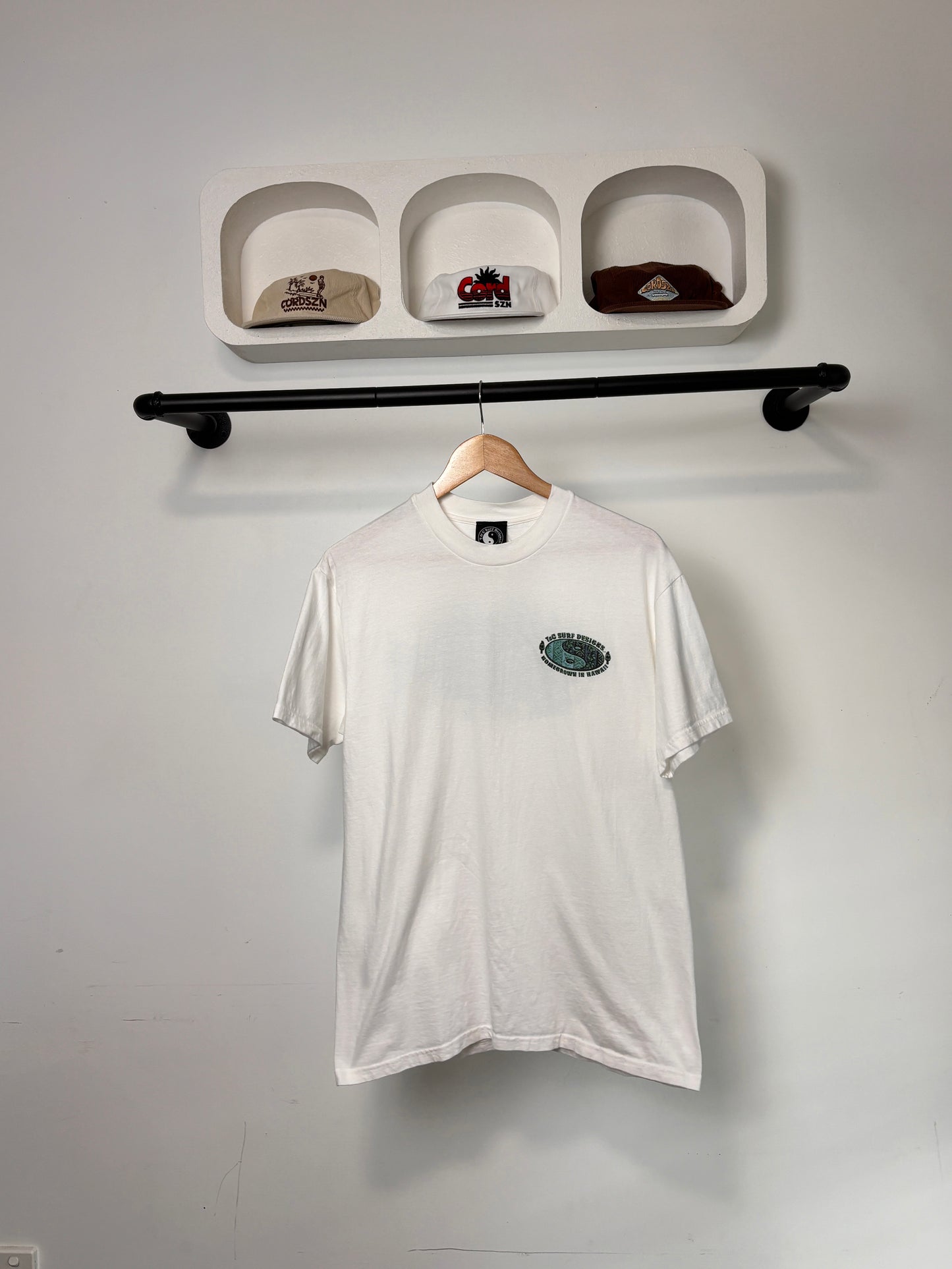 VINTAGE TOWN & COUNTRY DESIGNS TEE WHITE