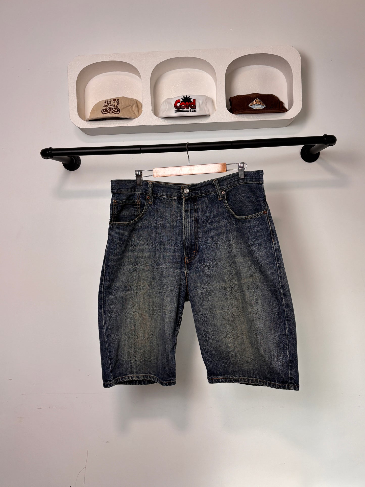 MODERN LEVI DENIM SHORTS