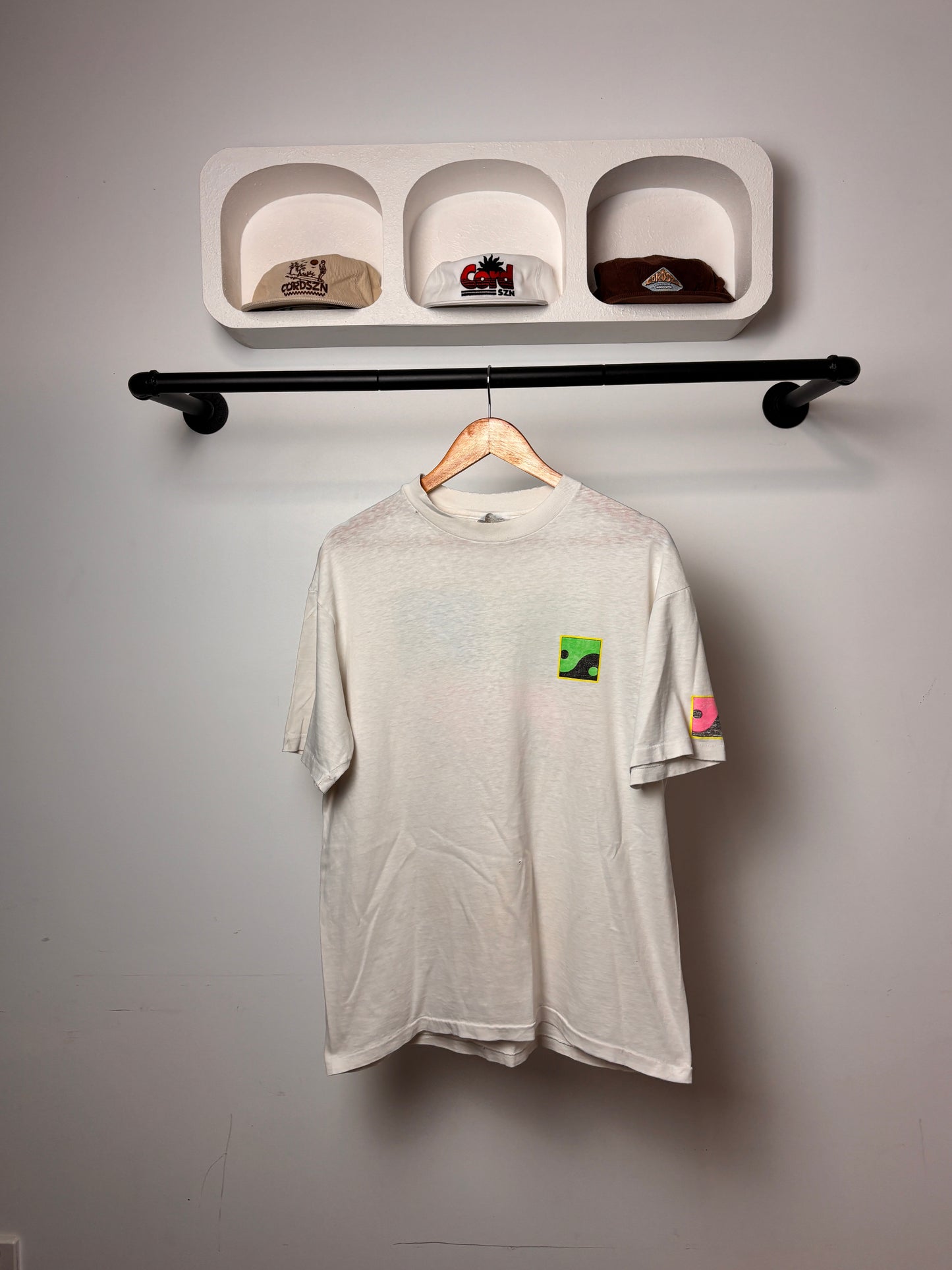VINTAGE TOWN & COUNTRY DESIGNS TEE WHITE