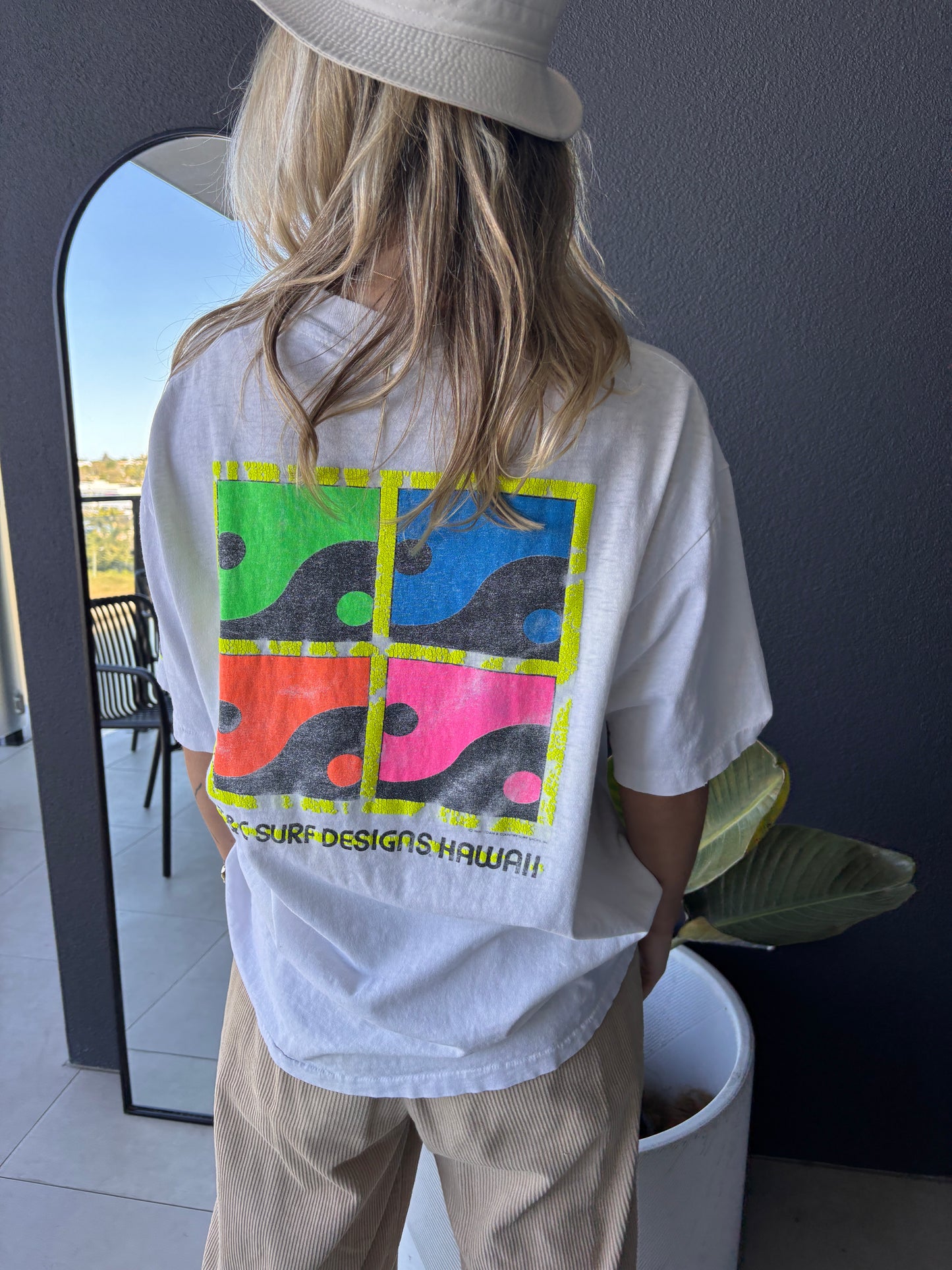 VINTAGE TOWN & COUNTRY DESIGNS TEE WHITE
