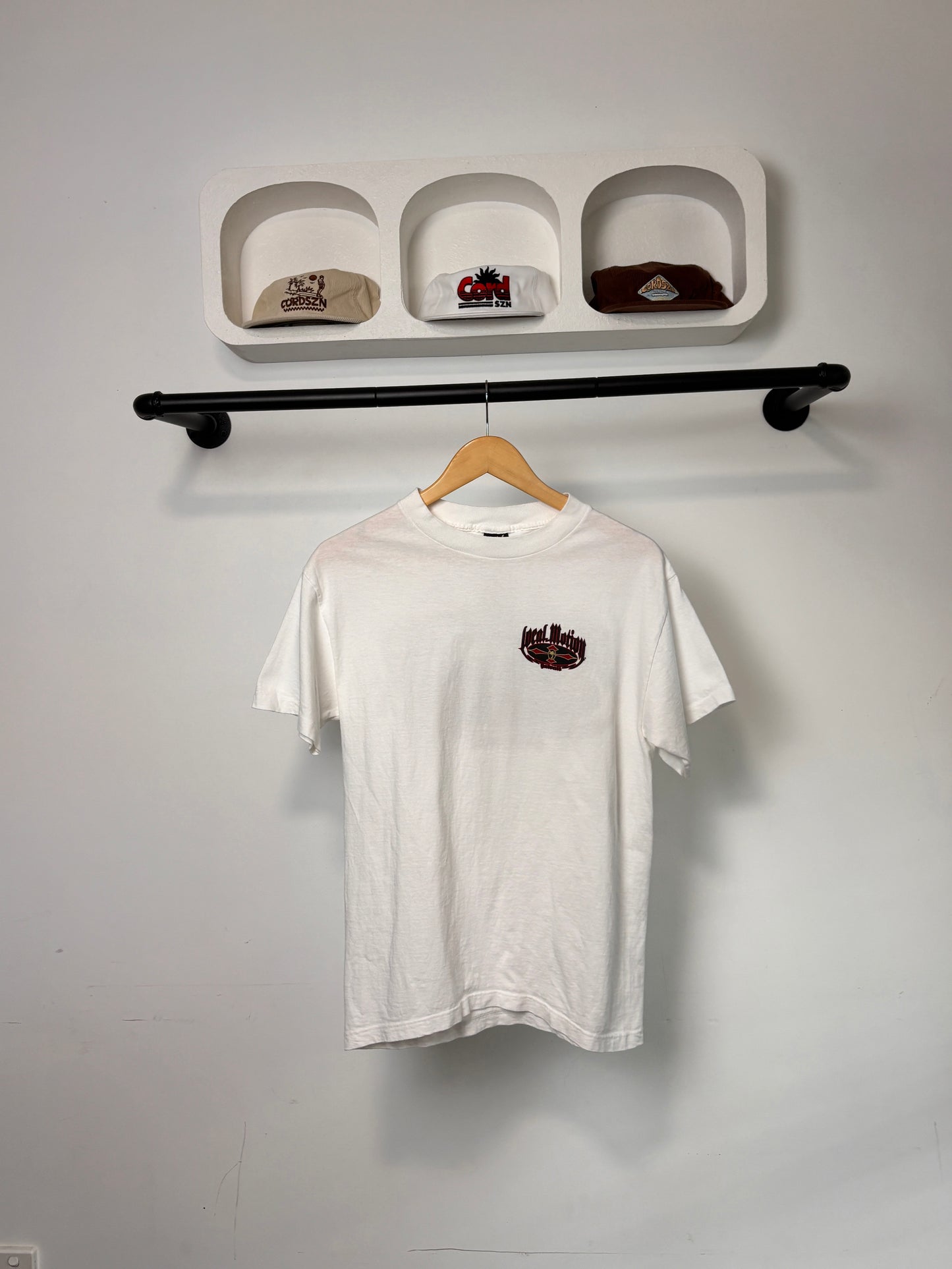 VINTAGE TOWN & COUNTRY TEE BLACK, RED & WHITE