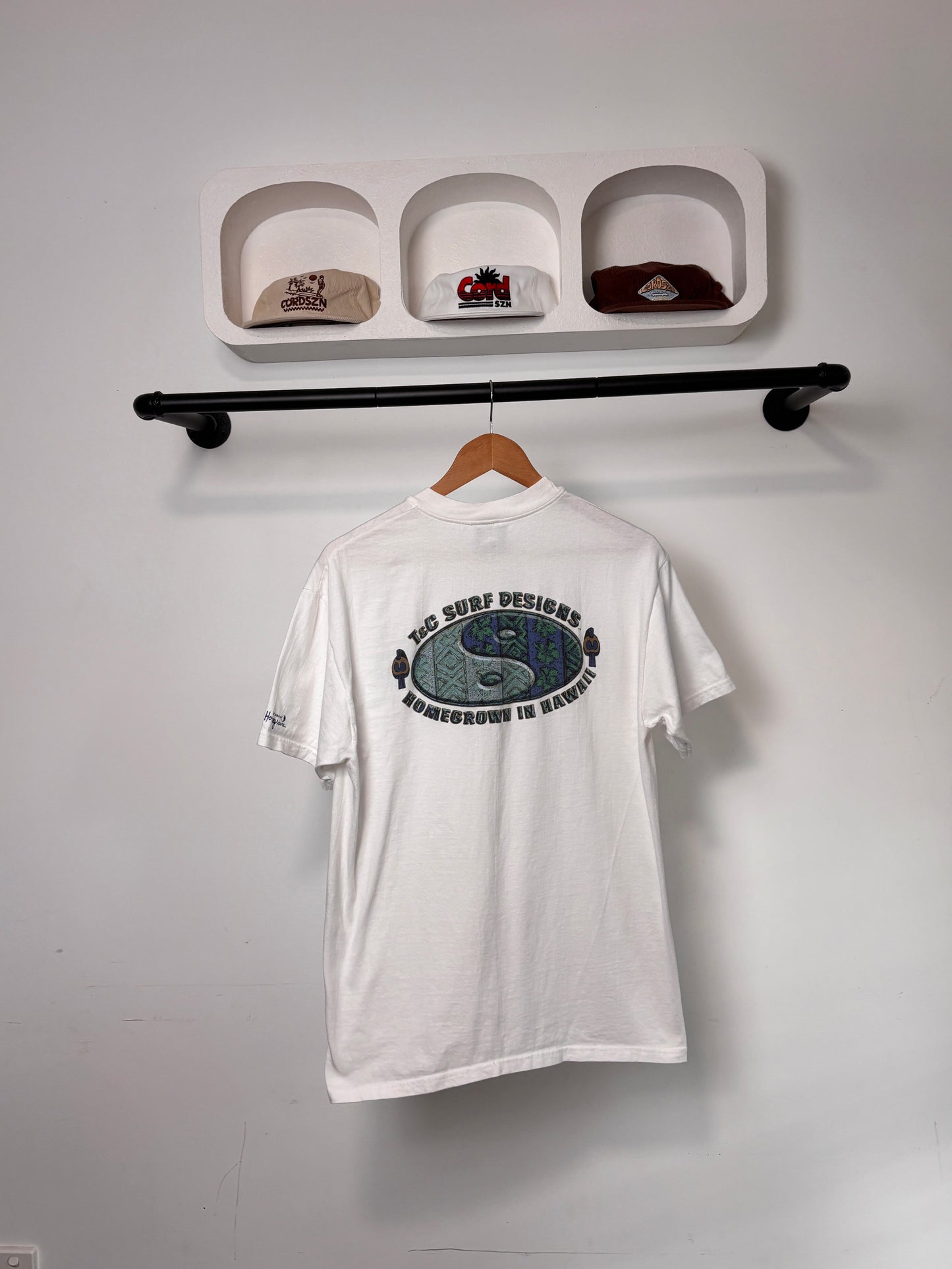 VINTAGE TOWN & COUNTRY DESIGNS TEE WHITE