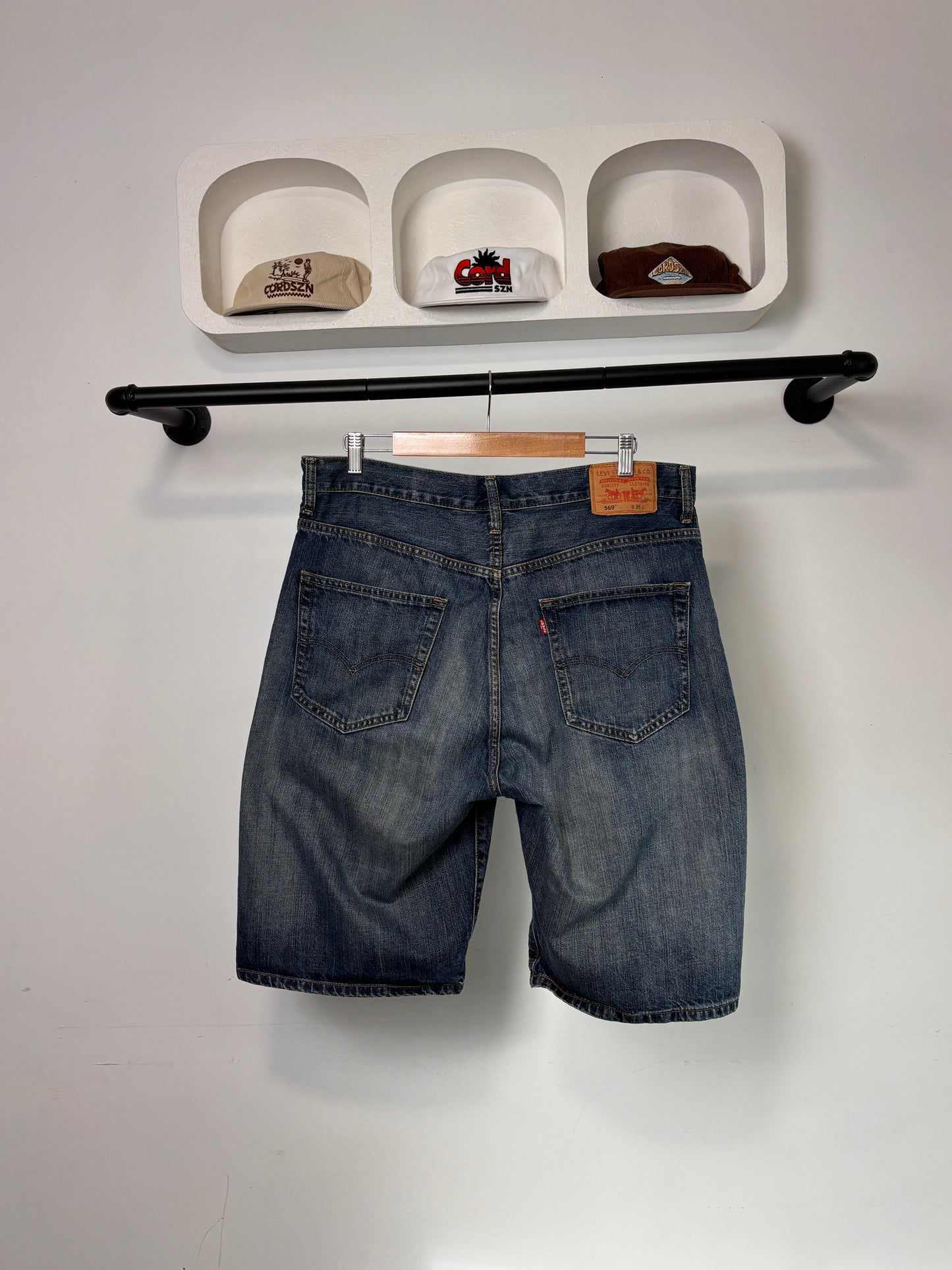 MODERN LEVI DENIM SHORTS
