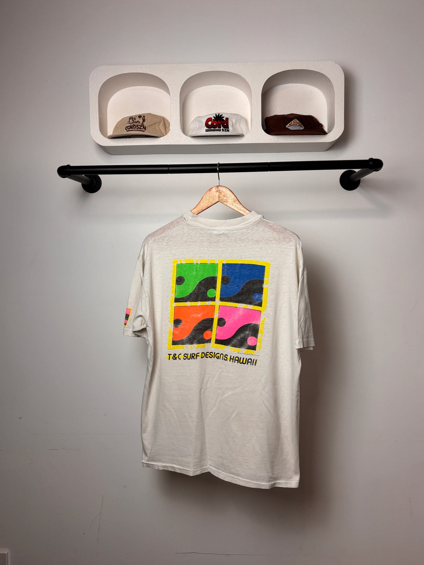 VINTAGE TOWN & COUNTRY DESIGNS TEE WHITE